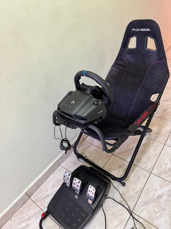 Logitech G923 TrueForce + 3 педали + складное кресло Playseat Challenge