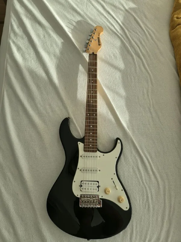 Yamaha EG112 Electric Guitar + Roland CUBE-10GX Amplifier