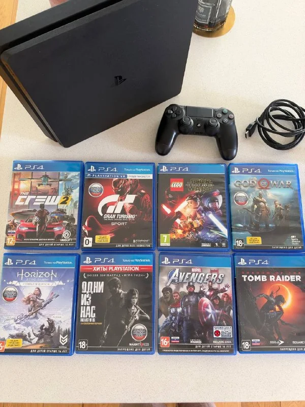 PlayStation 4 (PS4) с 8 играми и аксессуарами